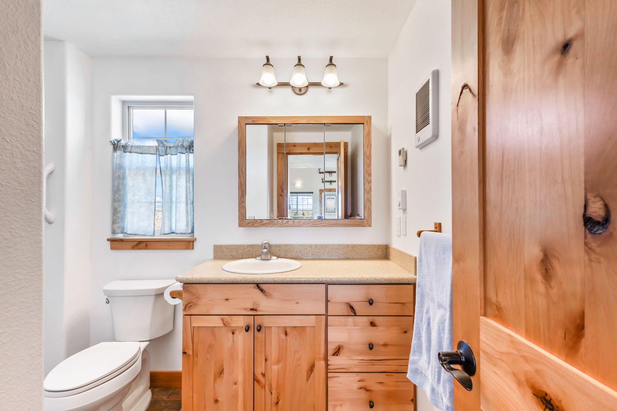 31920 Merrill Road Prineville, OR 97754 - Photo 16 of 46 Main floor full bathroom