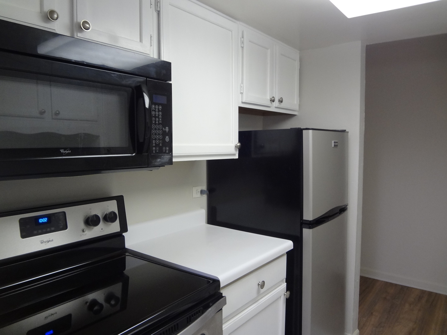 1 Renaissance Place, Unit 905 Palatine, IL 60067 - Photo 10 of 21 a kitchen with appliances and cabinets