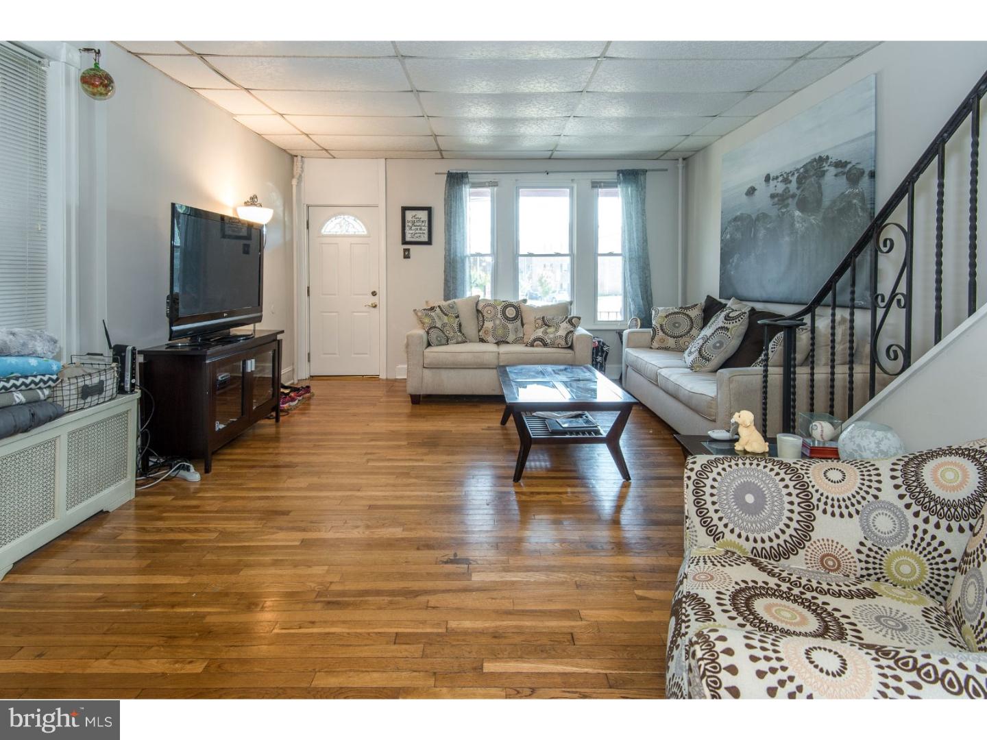 512 Righter Street Philadelphia, PA 19128 - Photo 4 of 23 Living Room