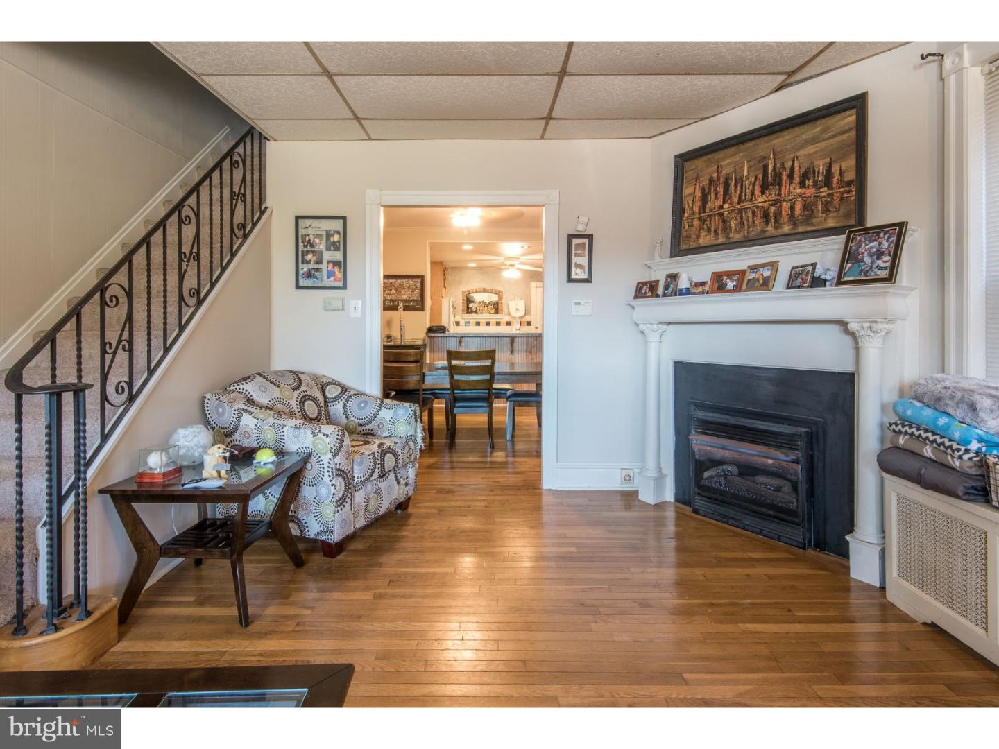 512 Righter Street Philadelphia, PA 19128 - Photo 5 of 23 Living Room