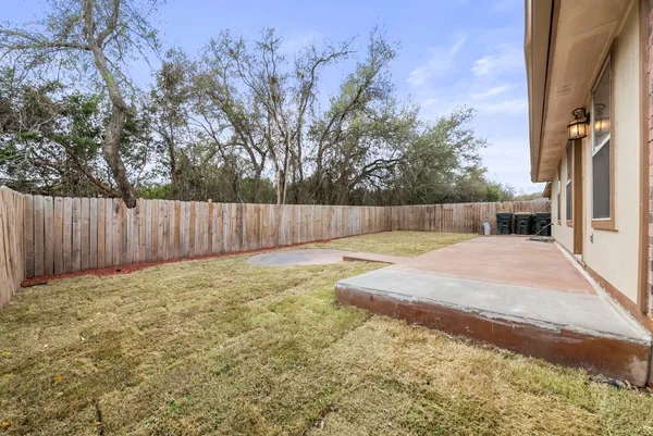 a view of a backyard