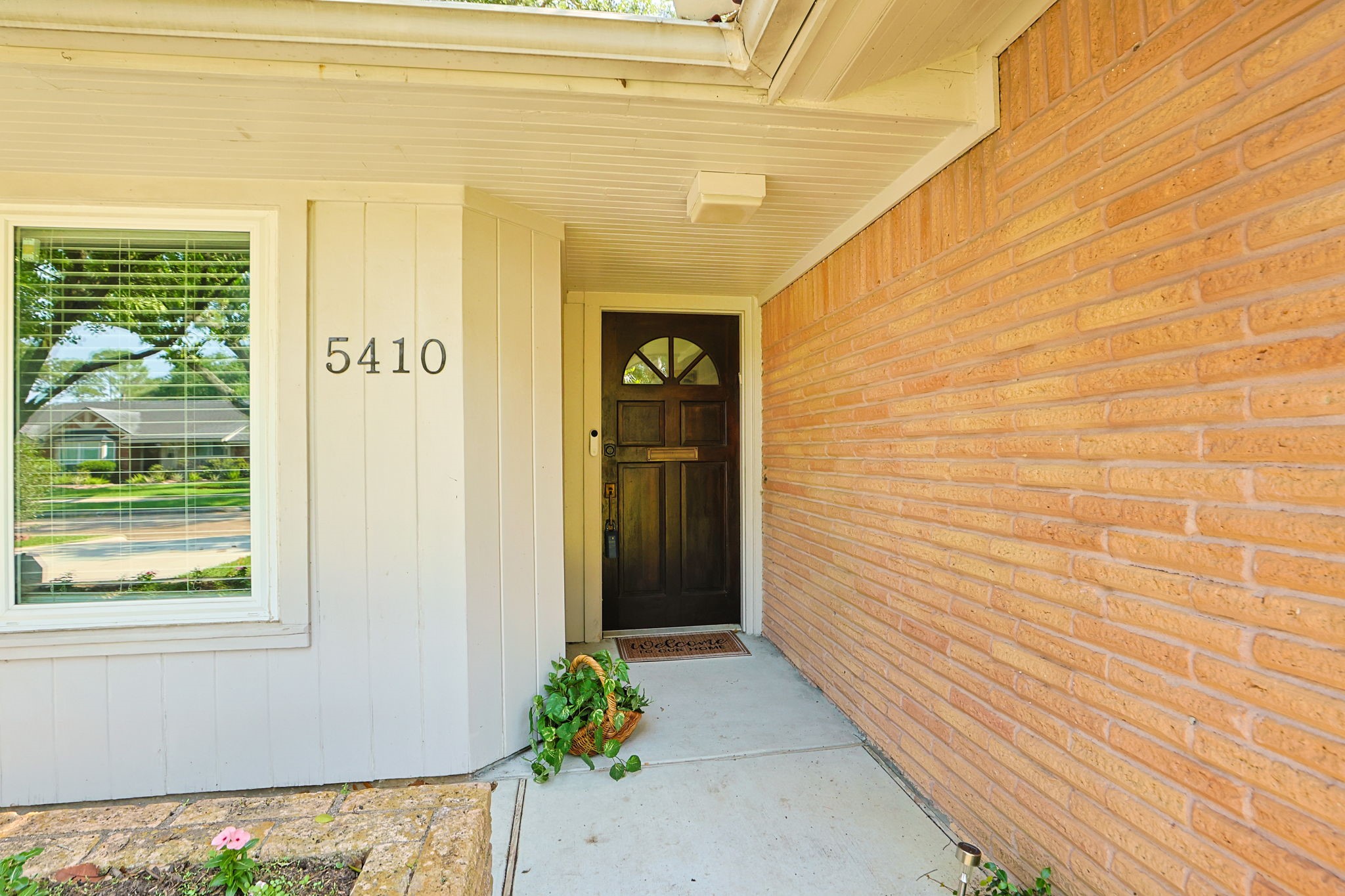 5410 Indigo Street Houston, TX 77096 - Photo 28 of 30 This Beauty is ideally located minutes from 610 Loop, Meyerland Plaza, The Renown Texas Medical Center, Huge HEB, Metro Transit & Delicious Restaurants.