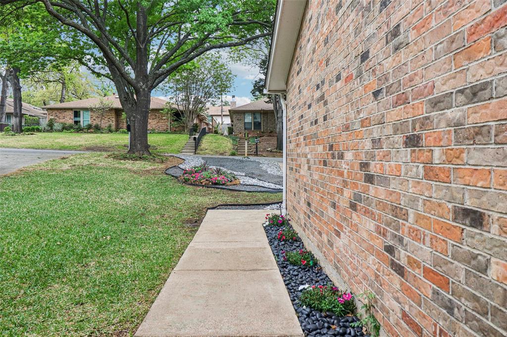 1428 Hampton Road Grapevine, TX 76051 - Photo 4 of 36