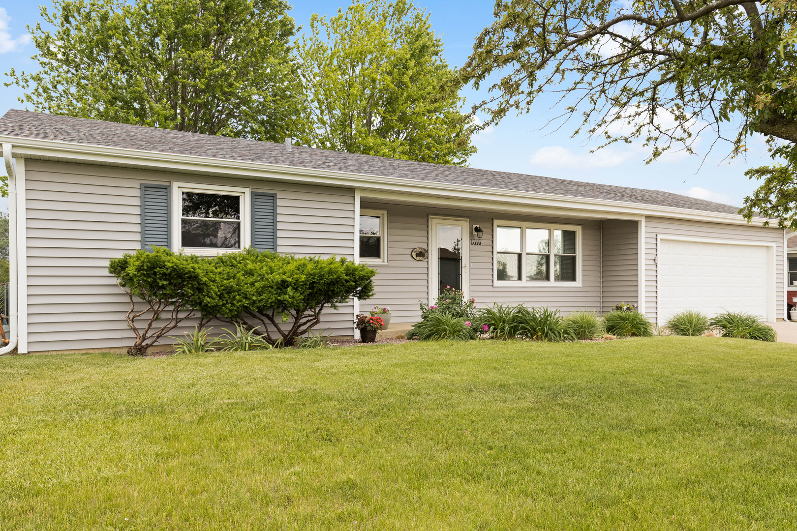 1010 Southgate Road New Lenox, IL 60451 - Photo 1 of 30 a view of a house with a yard and plants