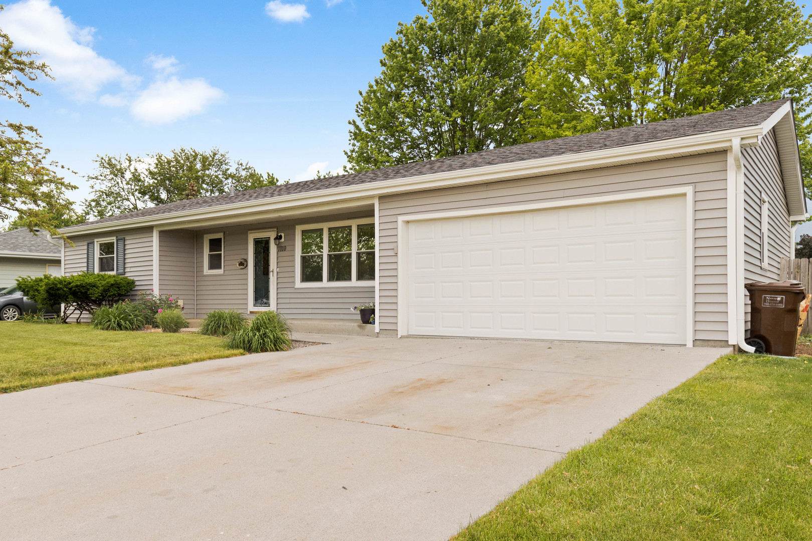1010 Southgate Road New Lenox, IL 60451 - Photo 2 of 30 front view of house with a yard and potted plants