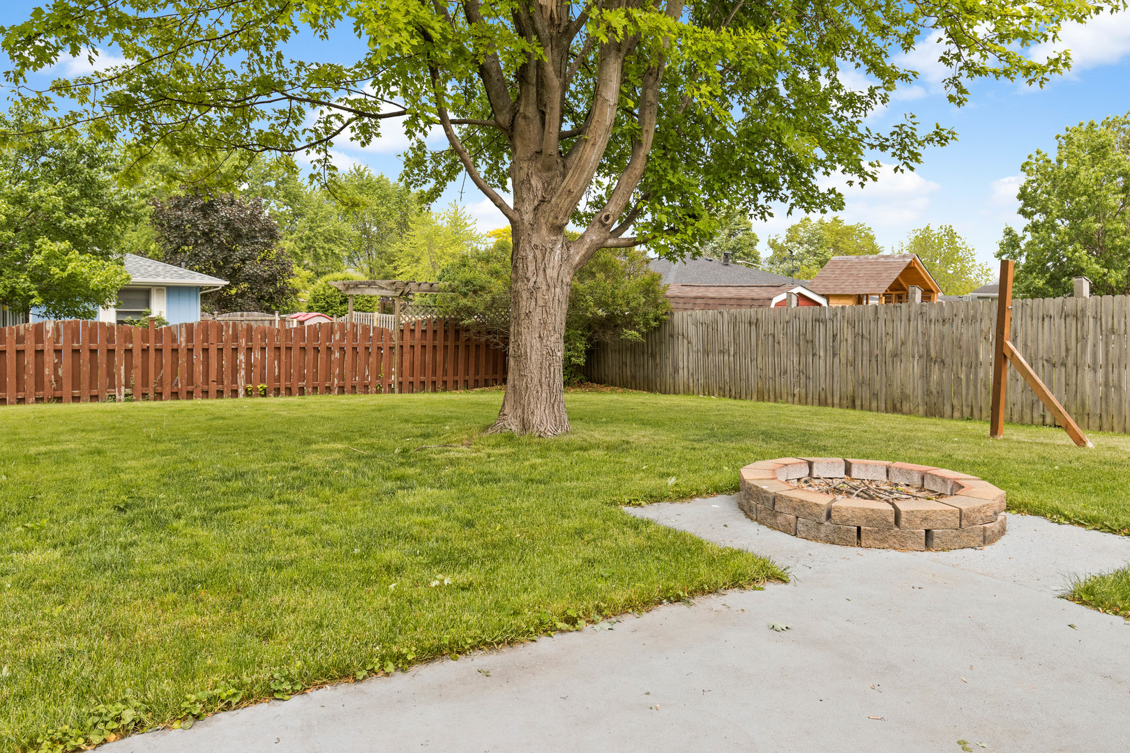 1010 Southgate Road New Lenox, IL 60451 - Photo 28 of 30 a view of a backyard with a garden