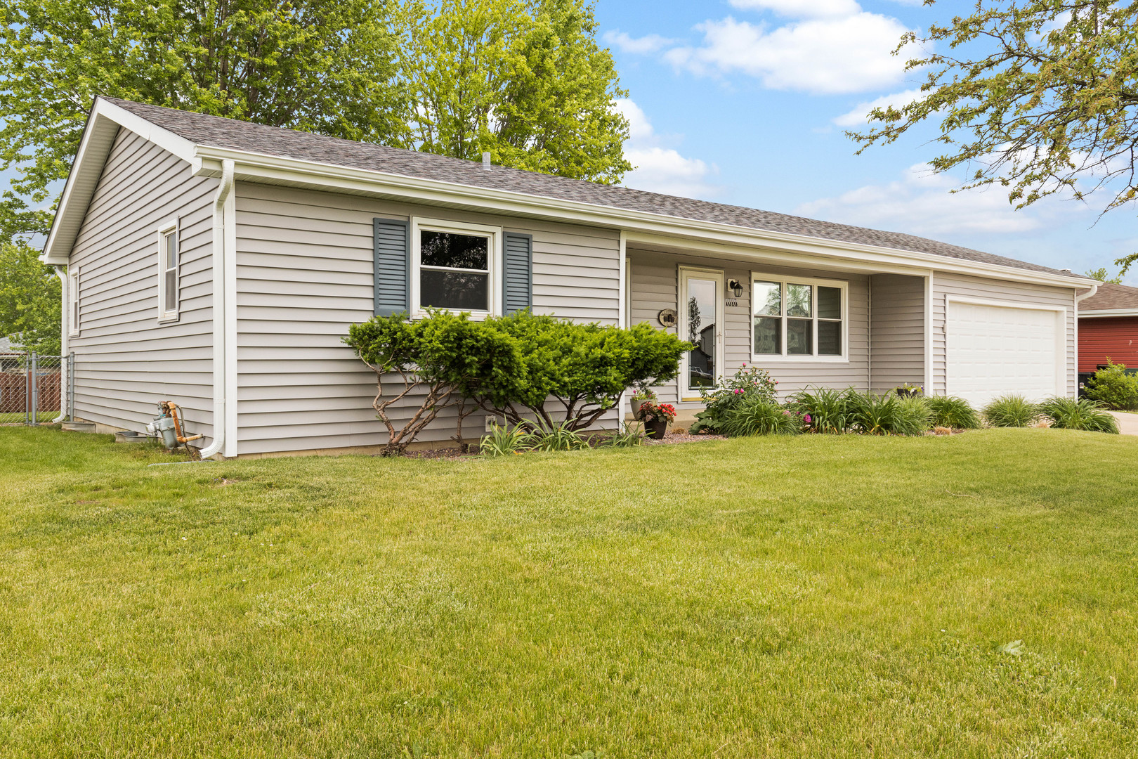 1010 Southgate Road New Lenox, IL 60451 - Photo 4 of 30 a front view of house with yard and seating area
