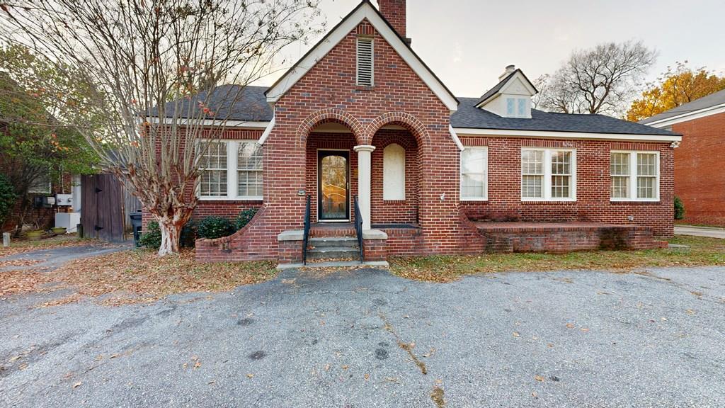 a view of front of a house with a yard
