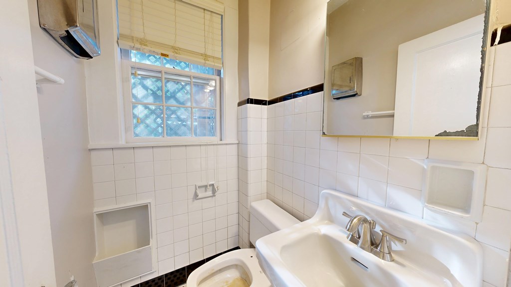 1237 Peacock Avenue Columbus, GA 31906 - Photo 18 of 52 a bathroom with a sink toilet and shower