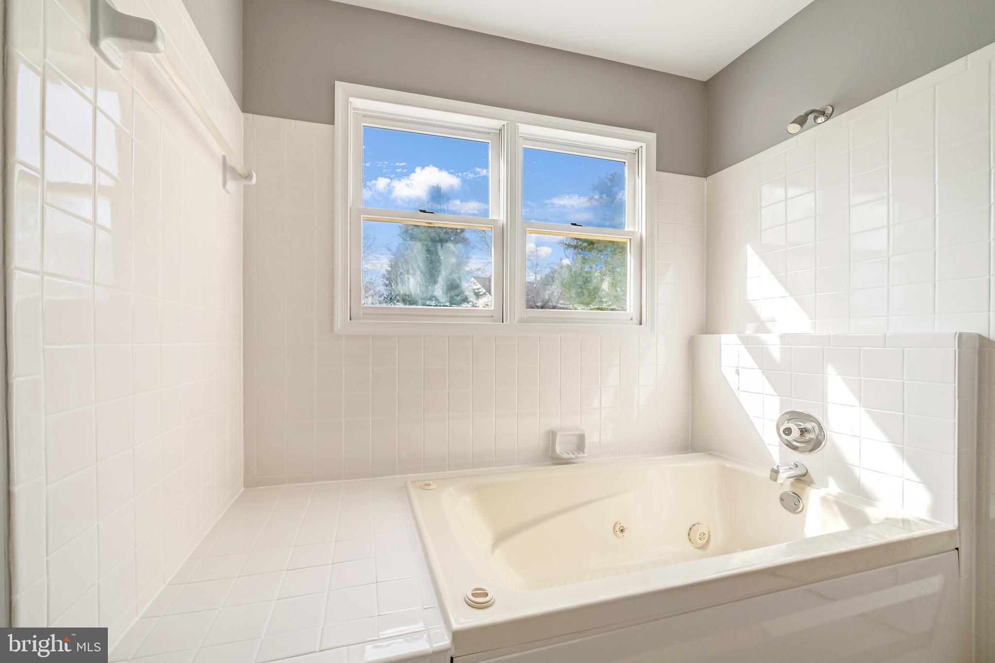 4014 A Ridge Road Annandale, VA 22003 - Photo 33 of 47 PRIMARY BATH WITH JETTED TUB