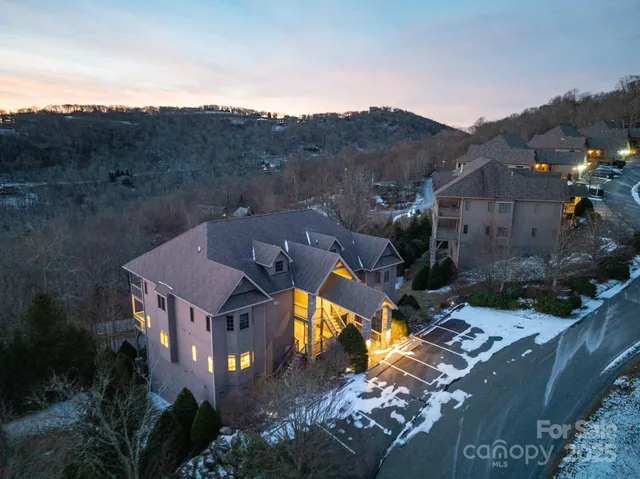 a view of a yard in a yard