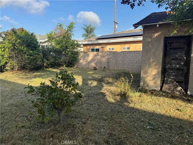 a view of a backyard of the house