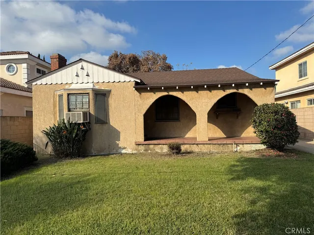 a view of front of house with yard and garage