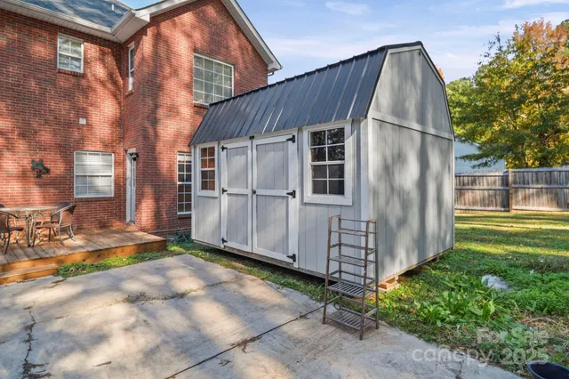 a view of a back yard of the house