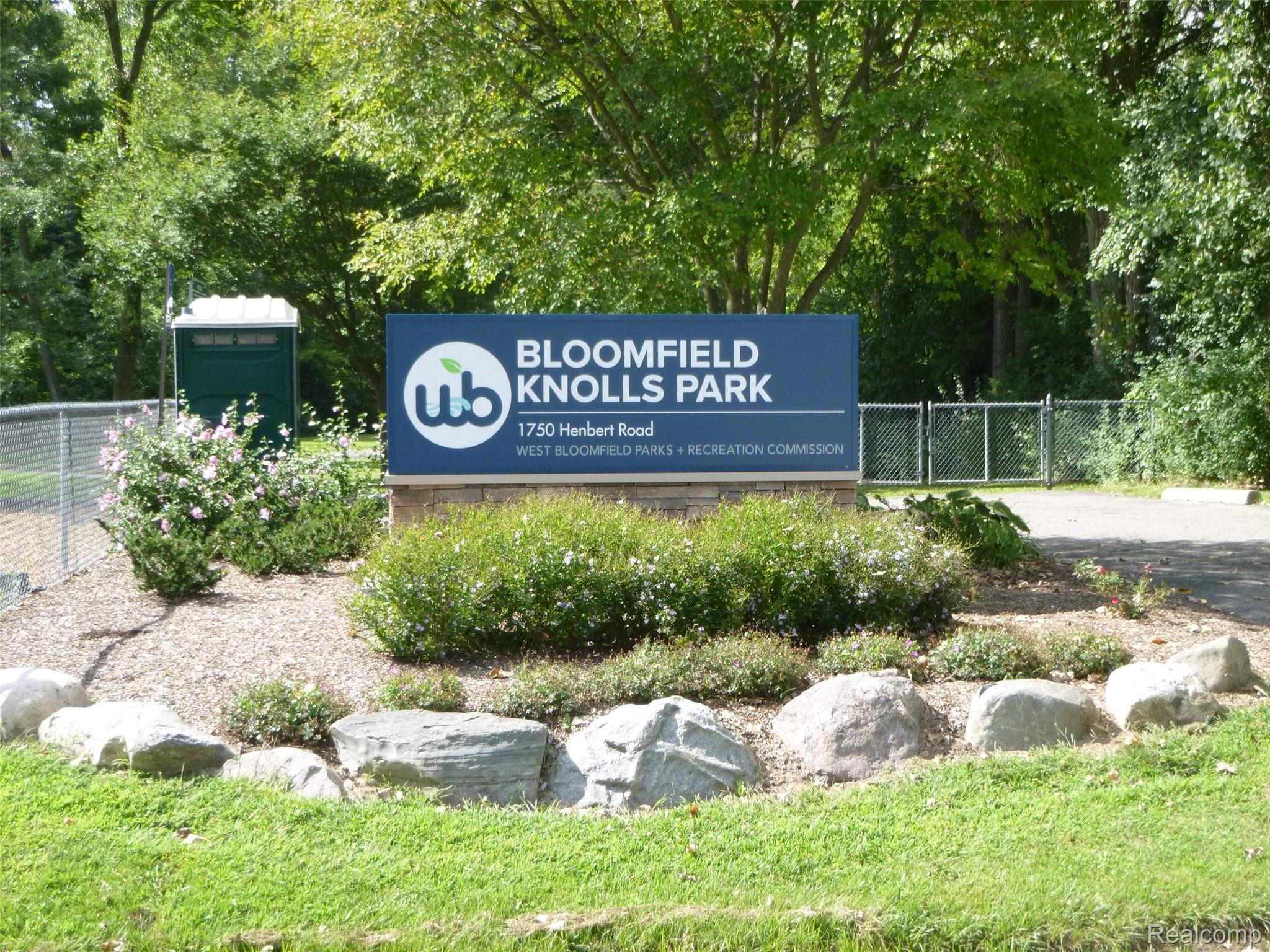 1814 Henbert Road West Bloomfield, MI 48324 - Photo 21 of 24 P1260080_52607.JPG