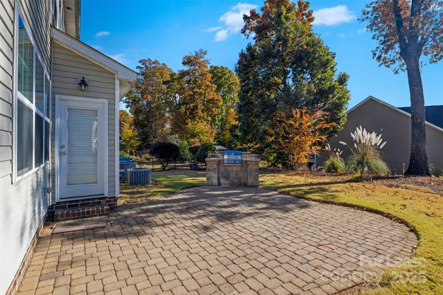 a view of a yard with fountain