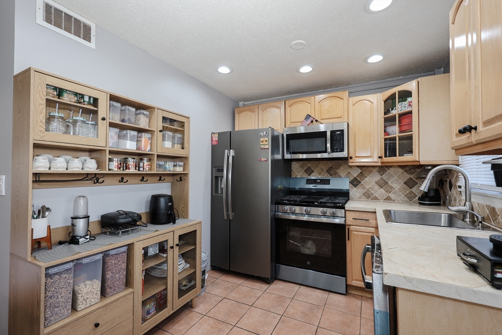 32 A Rockingham Street, Unit 32A Lowell, MA 01852 - Photo 15 of 33