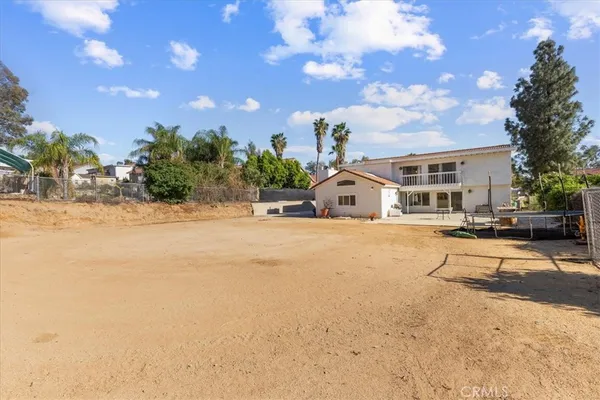 a view of a house with backyard