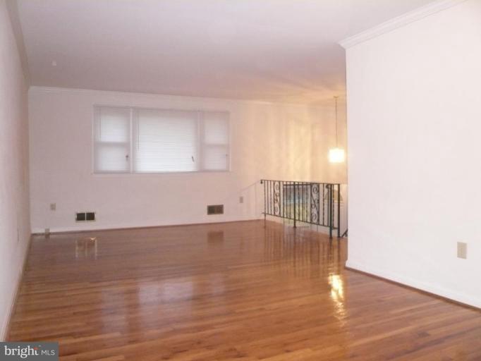 15309 Livingston Road Accokeek, MD 20607 - Photo 7 of 11 Living Room/Dining Room