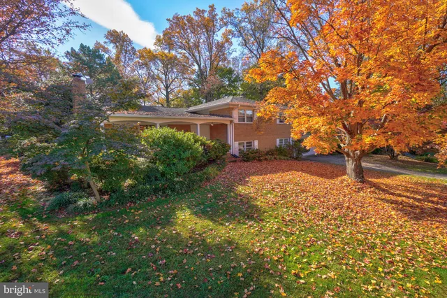 a view of house with yard