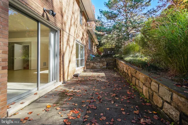 a view of a pathway with a pathway