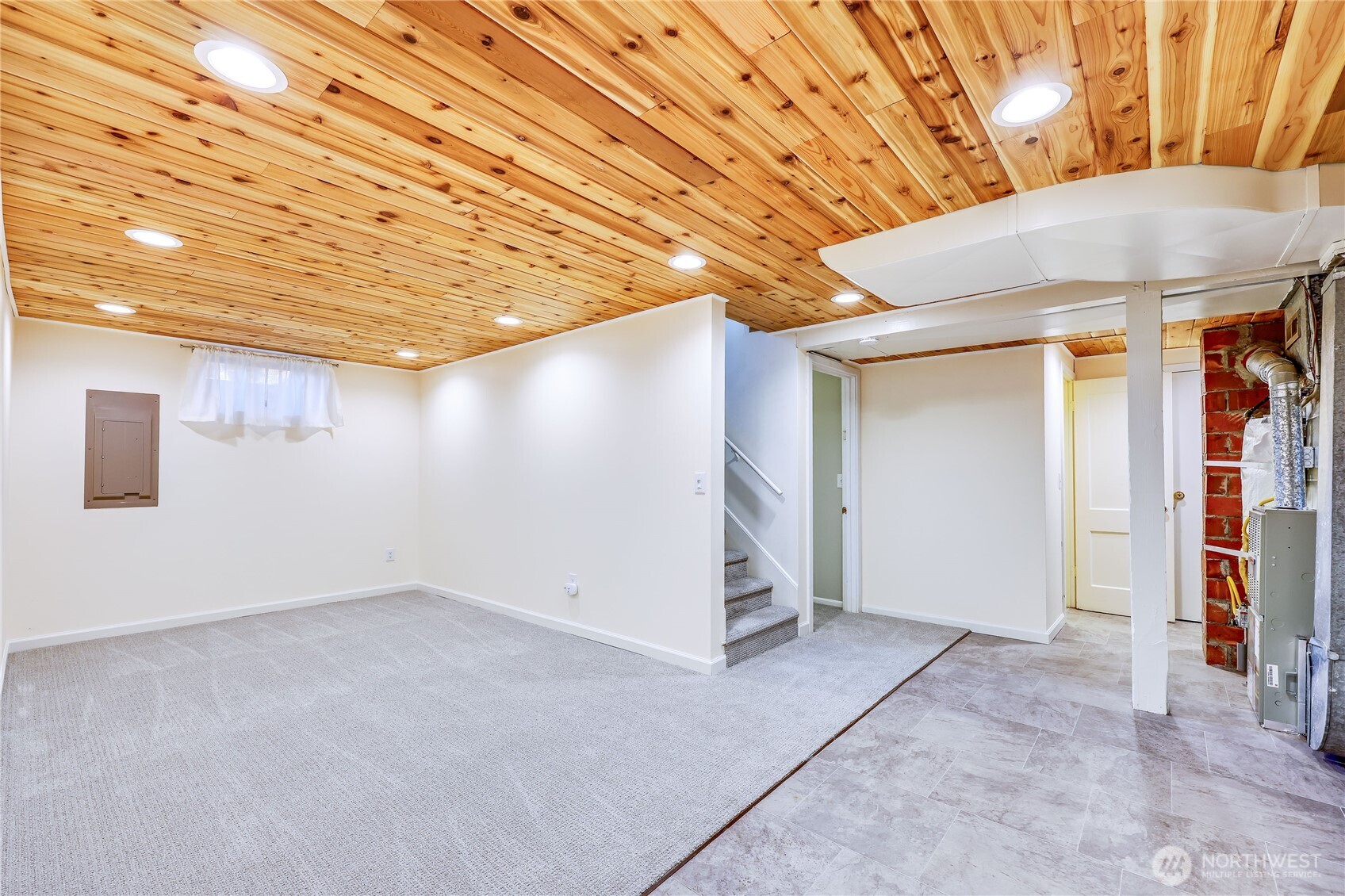 1518 Winfield Avenue Bremerton, WA 98310 - Photo 23 of 38 an empty room with windows