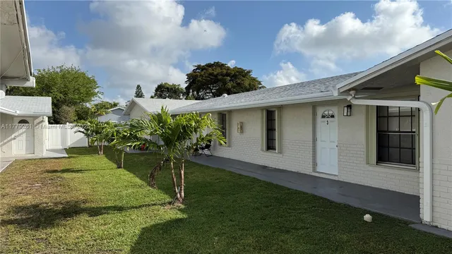 a view of a house with backyard and garden