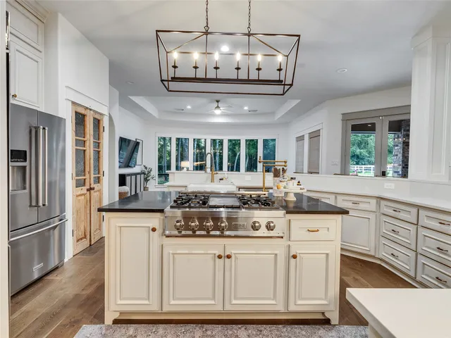 $1,295,000 | 15632 Queen Victoria Court, Montgomery, TX 77316