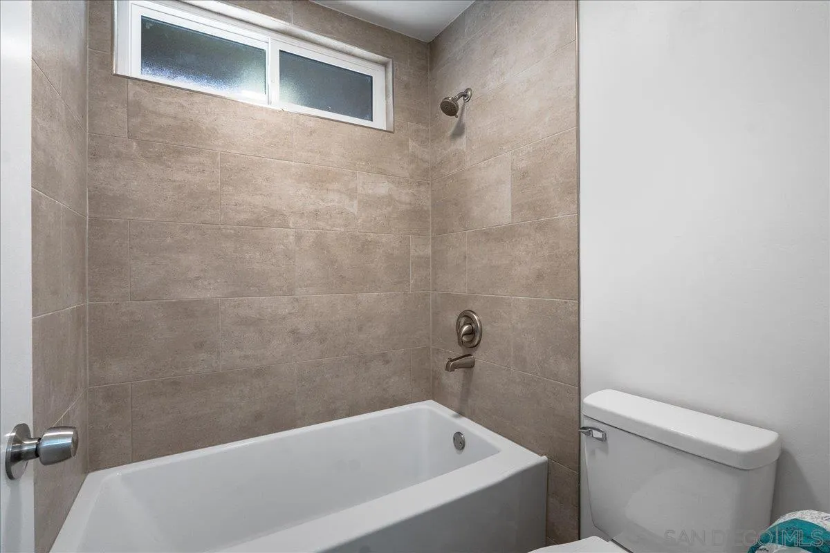 955 Postal Way, Unit 29 Vista, CA 92083 - Photo 15 of 32 a bathroom with a bathtub and a toilet