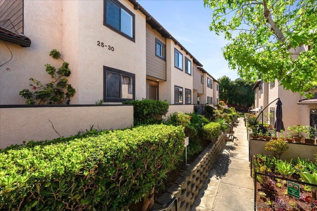955 Postal Way, Unit 29 Vista, CA 92083 - Photo 20 of 32 a view of a back yard of the house