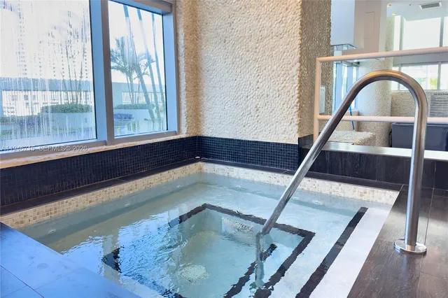 $3,875 | 92 Southwest 3rd Street, Unit 3512, Miami, FL 33130