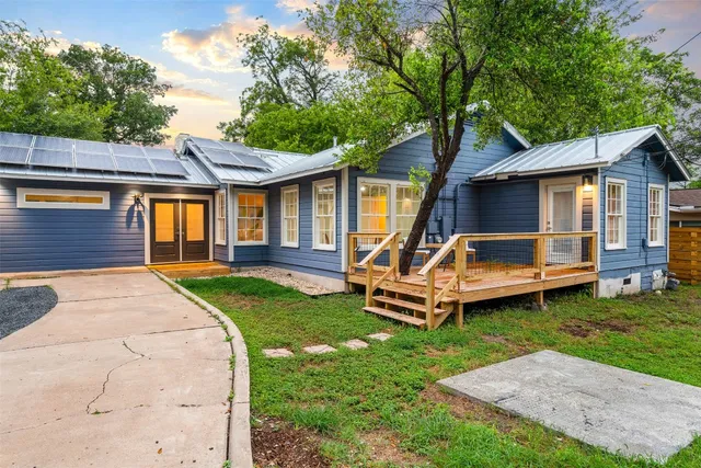 a view of a house with backyard