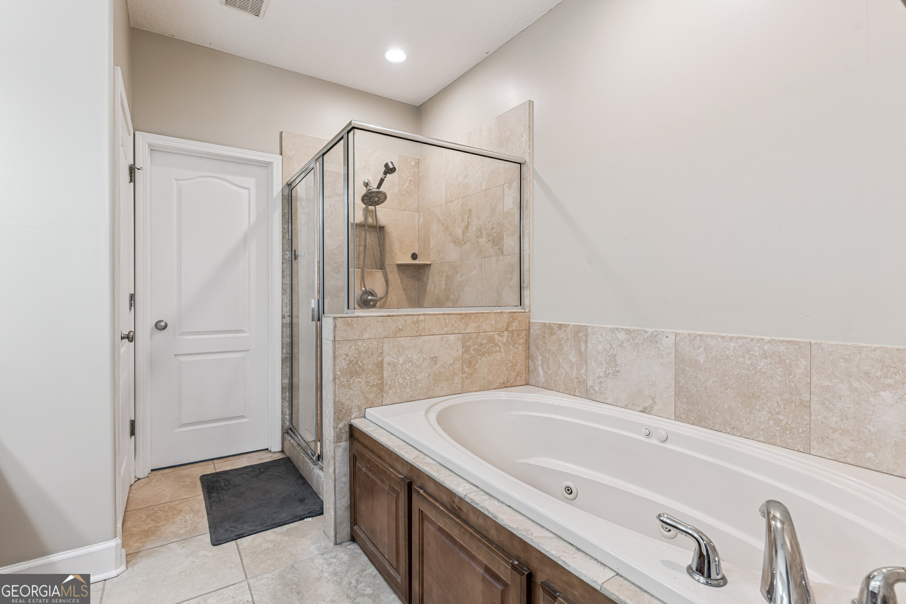 103 Meridian Drive Kingsland, GA 31548 - Photo 15 of 28 a bathroom with a tub a sink and a mirror