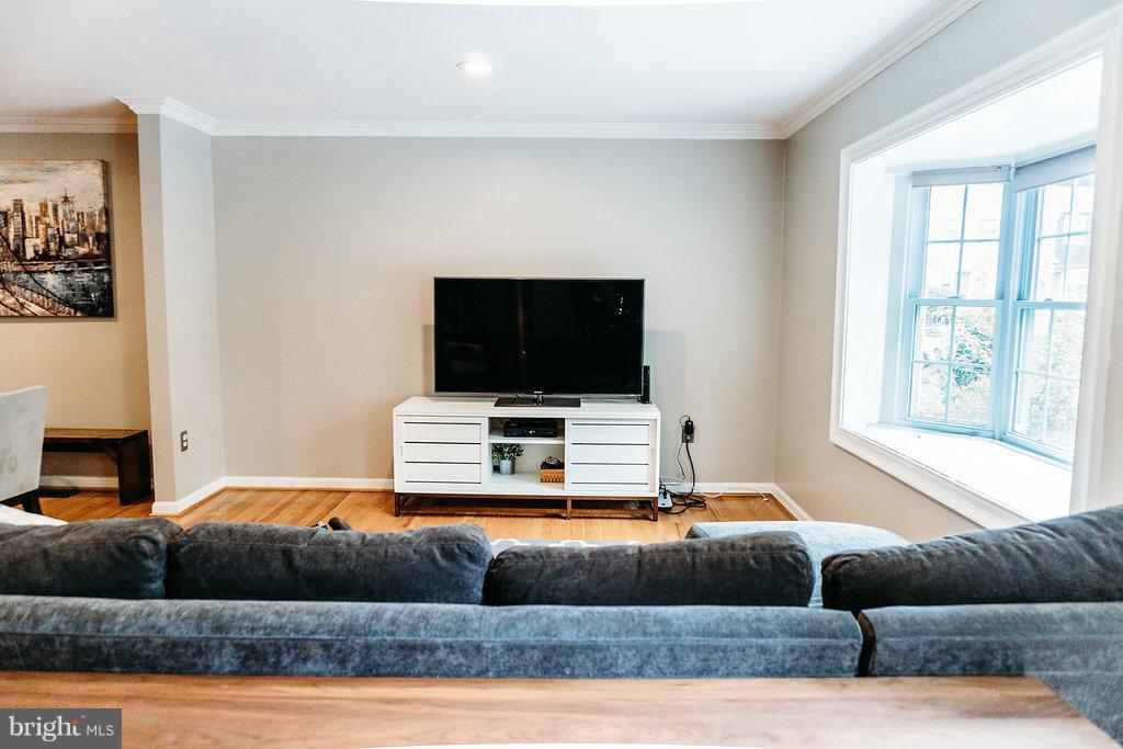 5528 Falmead Road Fairfax, VA 22032 - Photo 3 of 30 Living Room