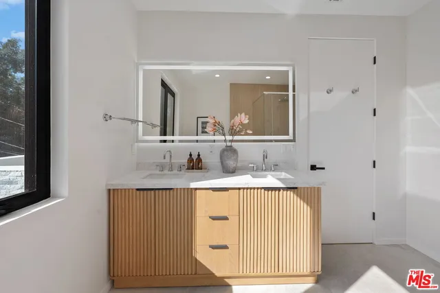 $4,195,000 | 2631 Castle Heights Place, Los Angeles, CA 90034