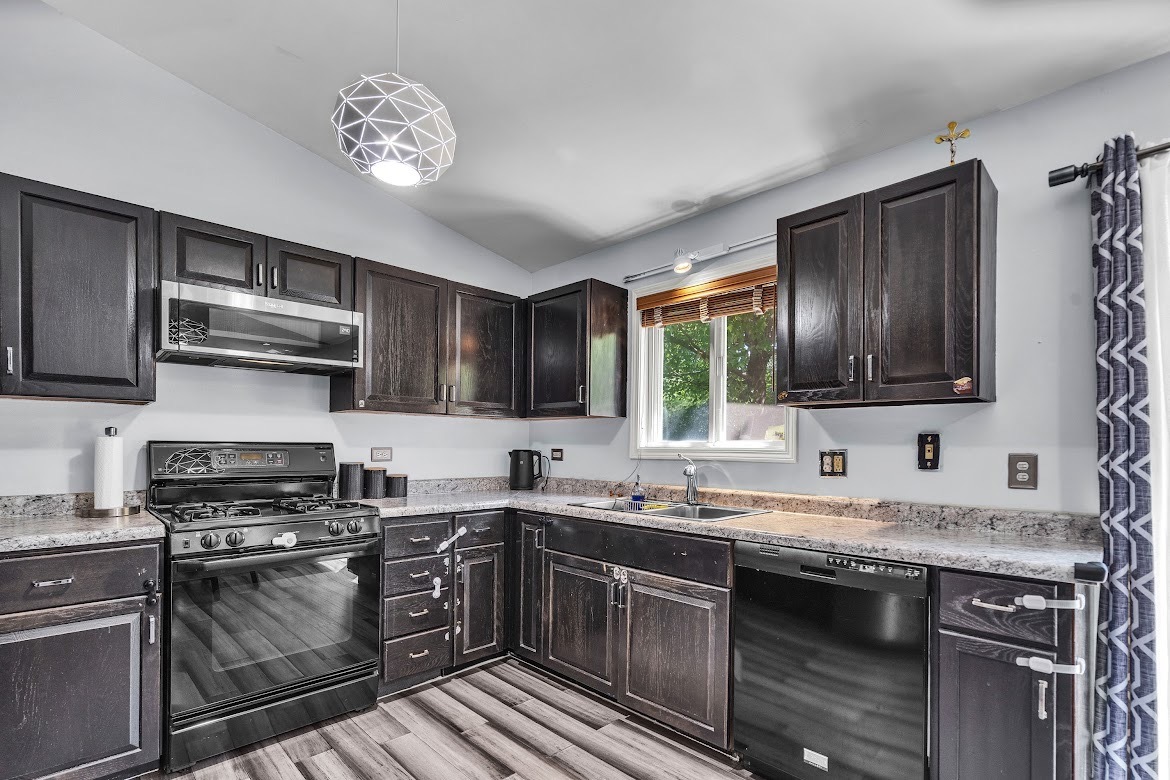 1438 Maple Ridge Court Carol Stream, IL 60188 - Photo 4 of 21