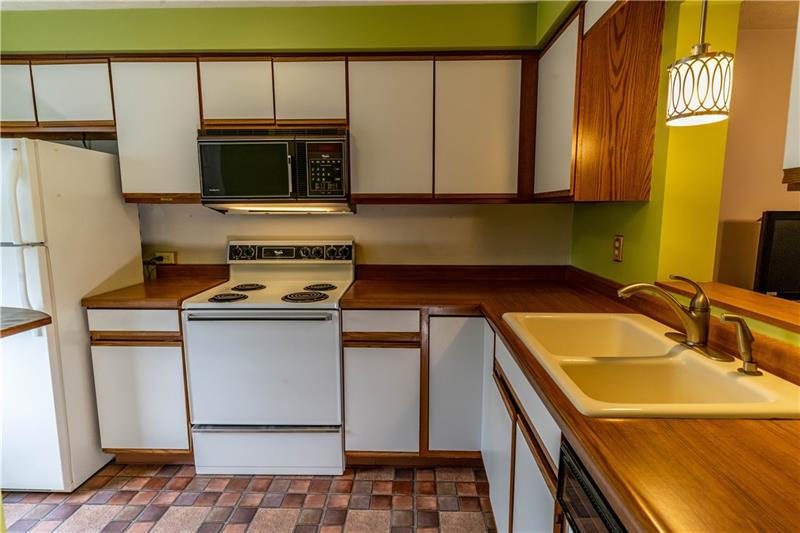 2325 Old Greentree Road Carnegie, PA 15106 - Photo 4 of 17 Gallery Image 4