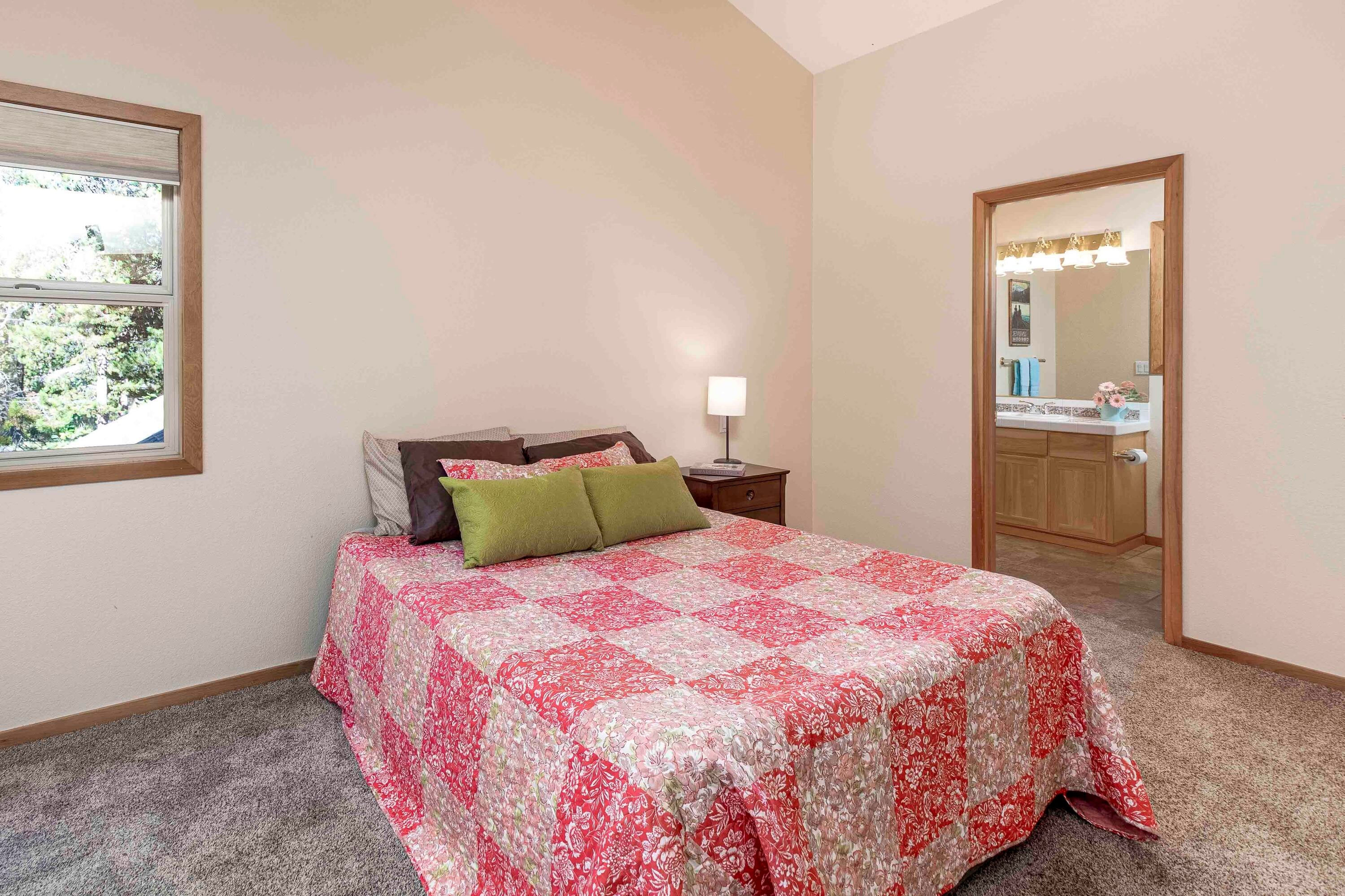 57730 Filbert Lane, Unit 26 Sunriver, OR 97707 - Photo 29 of 36 Upper Primary Bedroom Suite