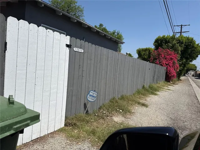 $2,400 | 12610 Martha Street, Unit 2, Valley Village, CA 91607