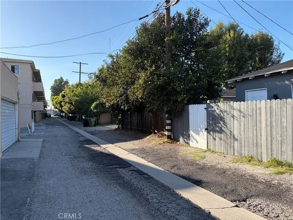 $2,350 | 12610 Martha Street, Unit 2, Valley Village, CA 91607
