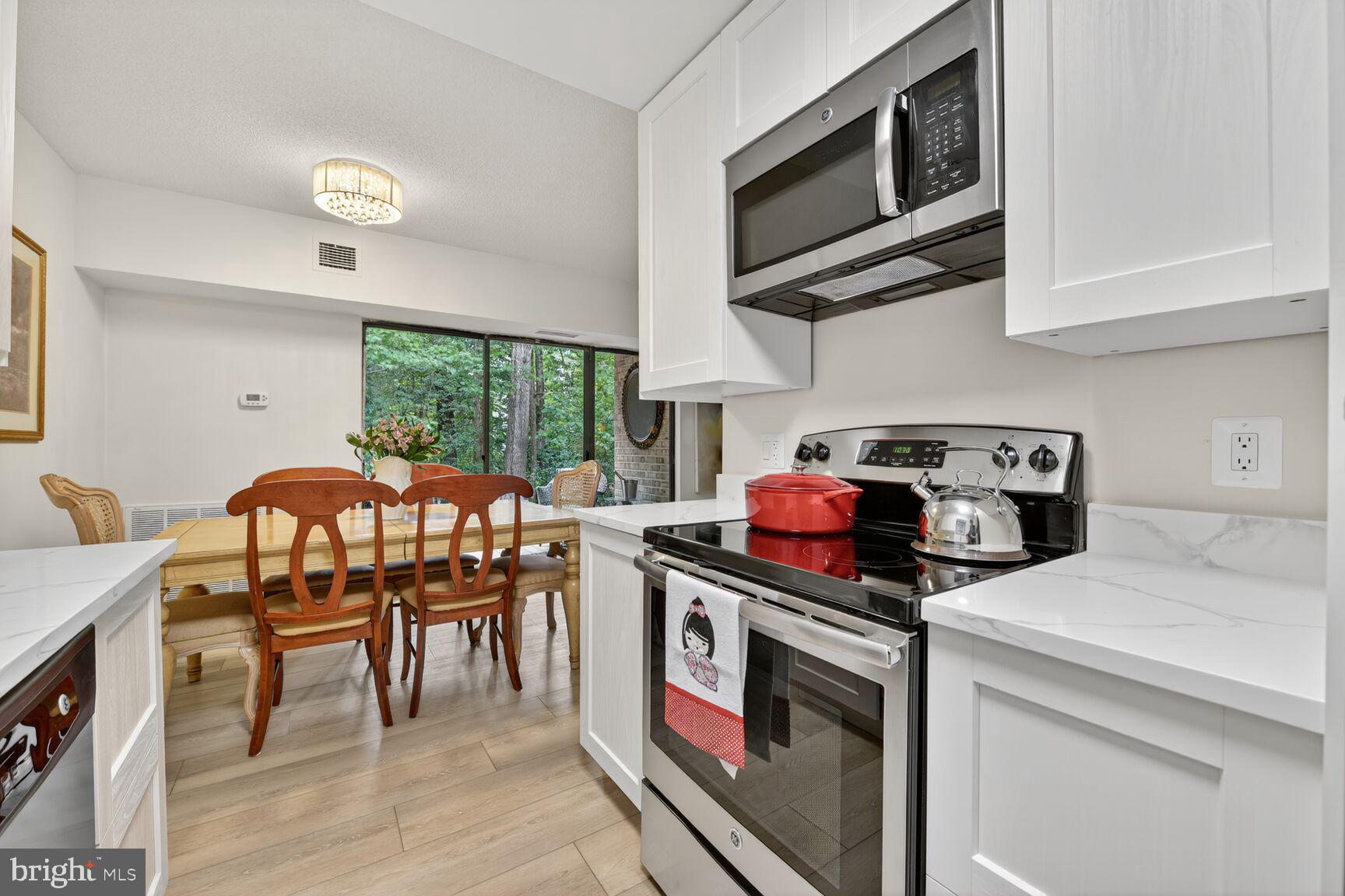 2208 Castle Rock Square, Unit 2B Reston, VA 20191 - Photo 12 of 51 a kitchen that has a stove and a microwave