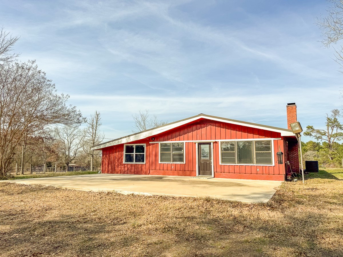 1 Fm 328 Huntington, TX 75949 - Photo 15 of 40 a front view of a house with a garden