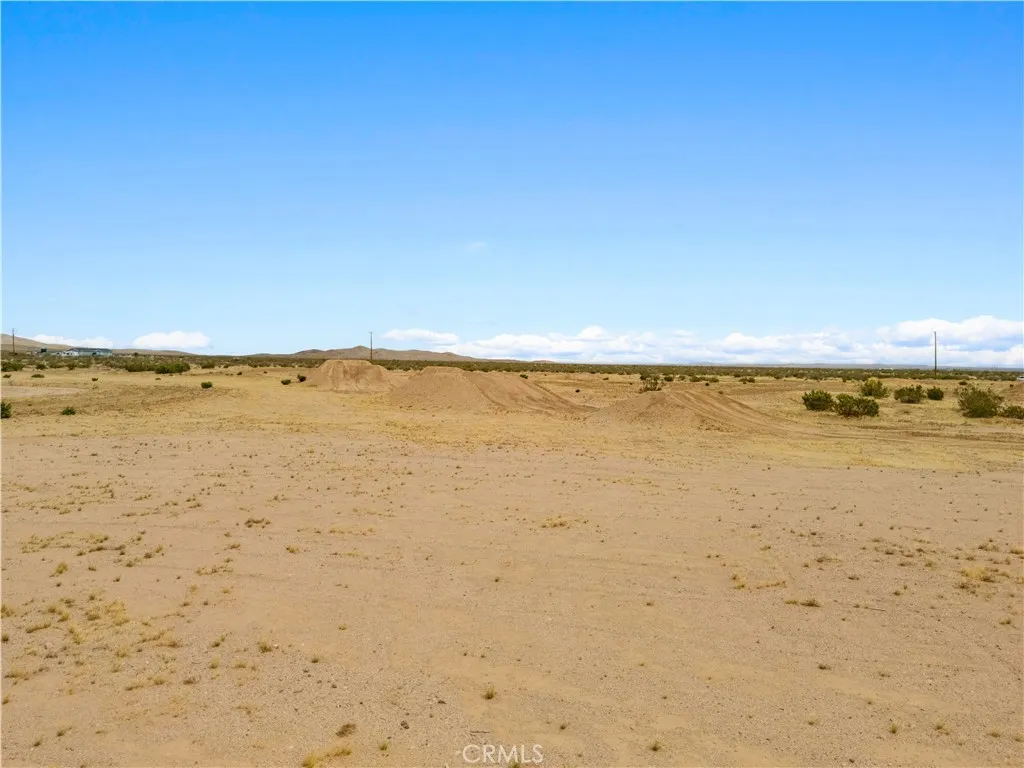 4625813 Drifting Sands Road Adelanto, CA 92301 - Photo 15 of 20