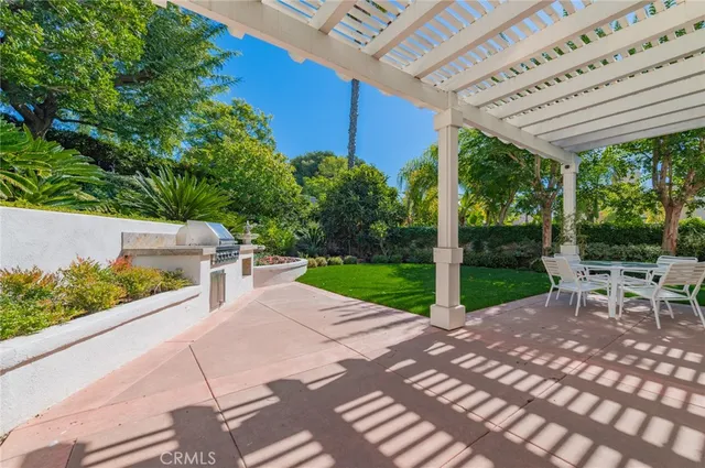 a view of a garden filled with lots of plants