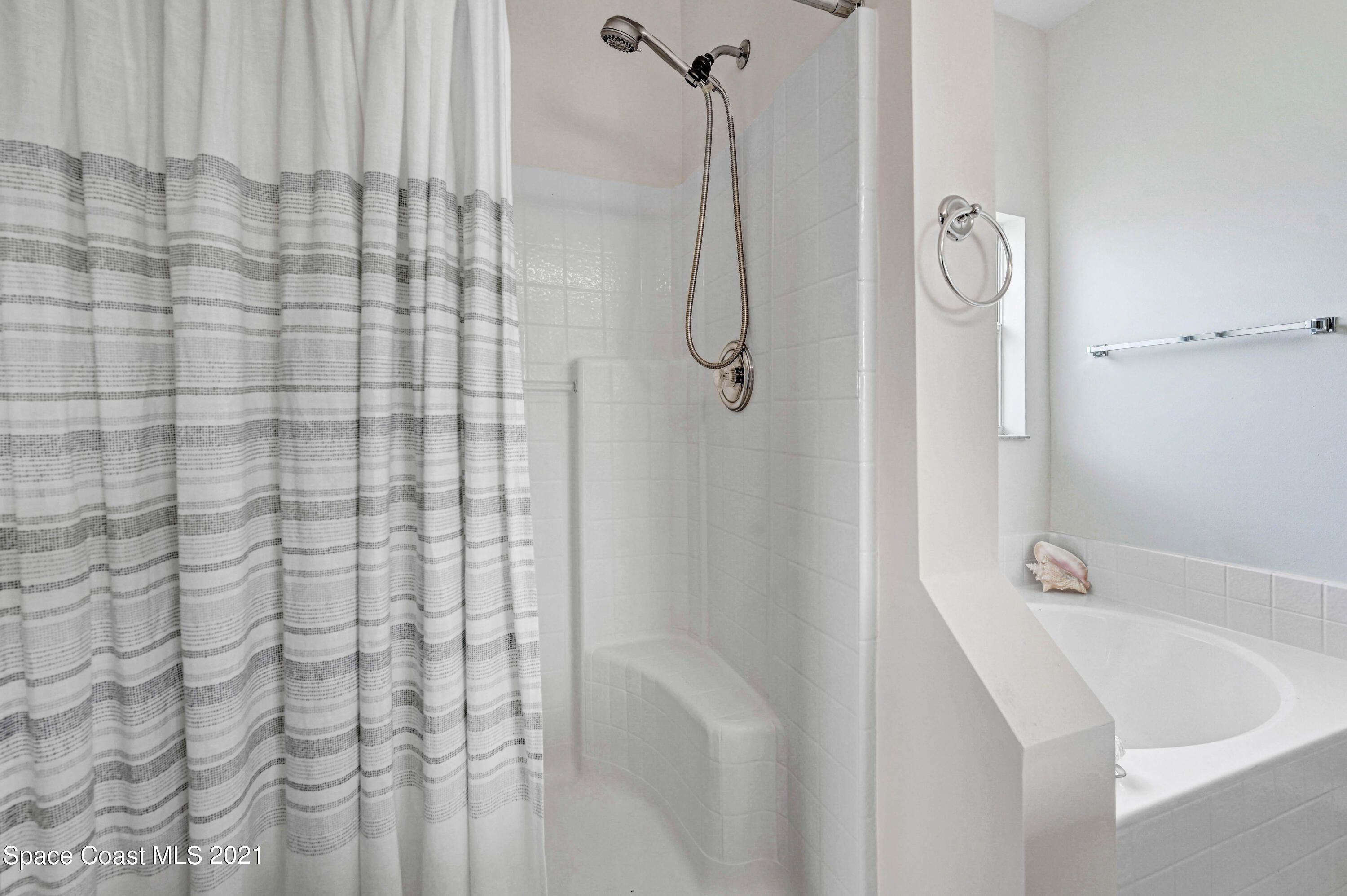1475 Knoll Ridge Drive Melbourne, FL 32940 - Photo 24 of 39 a bathroom with a sink a toilet and shower