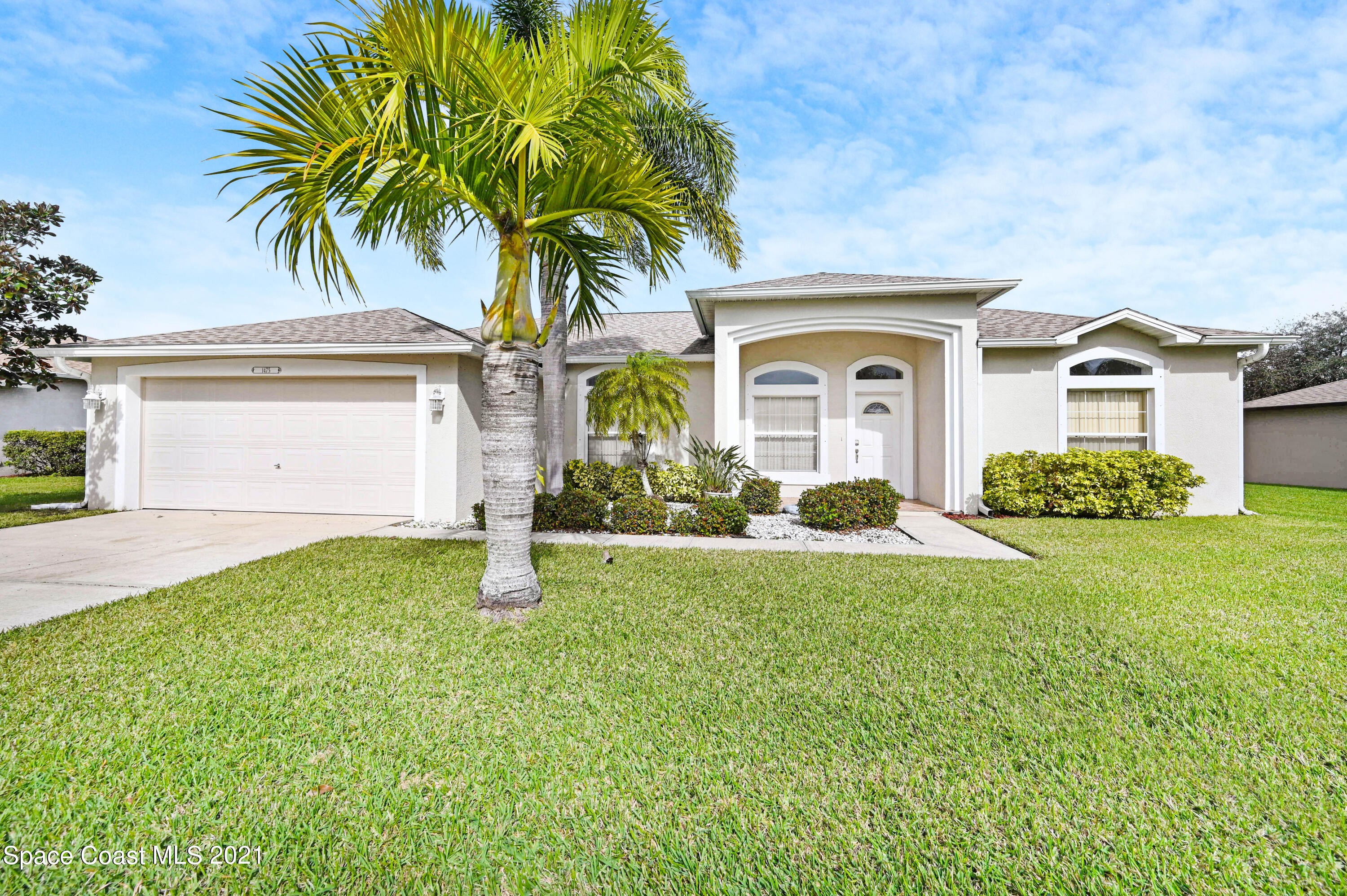1475 Knoll Ridge Drive Melbourne, FL 32940 - Photo 33 of 39 a front view of a house with garden