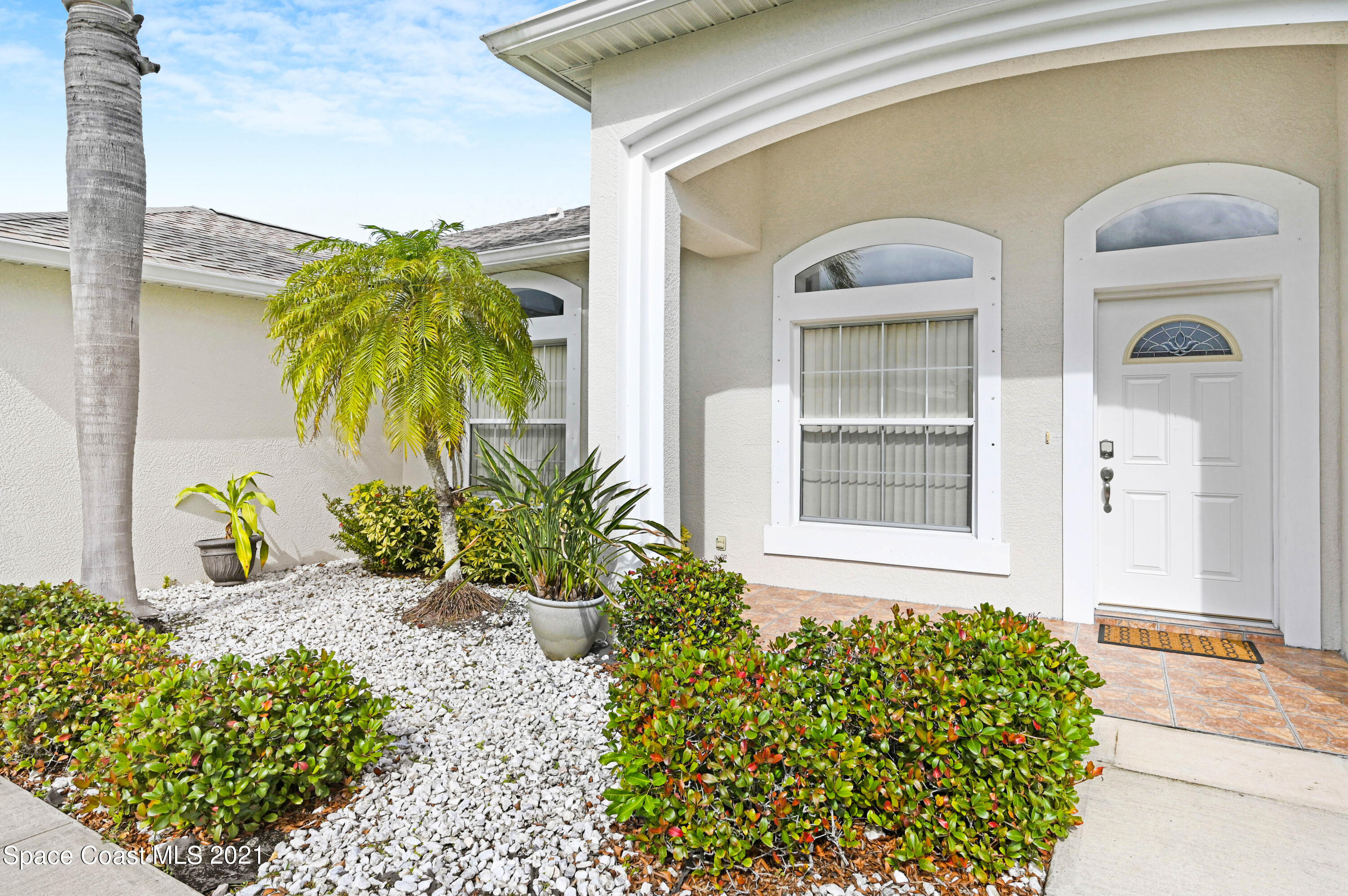 1475 Knoll Ridge Drive Melbourne, FL 32940 - Photo 34 of 39 a front view of a house with garden