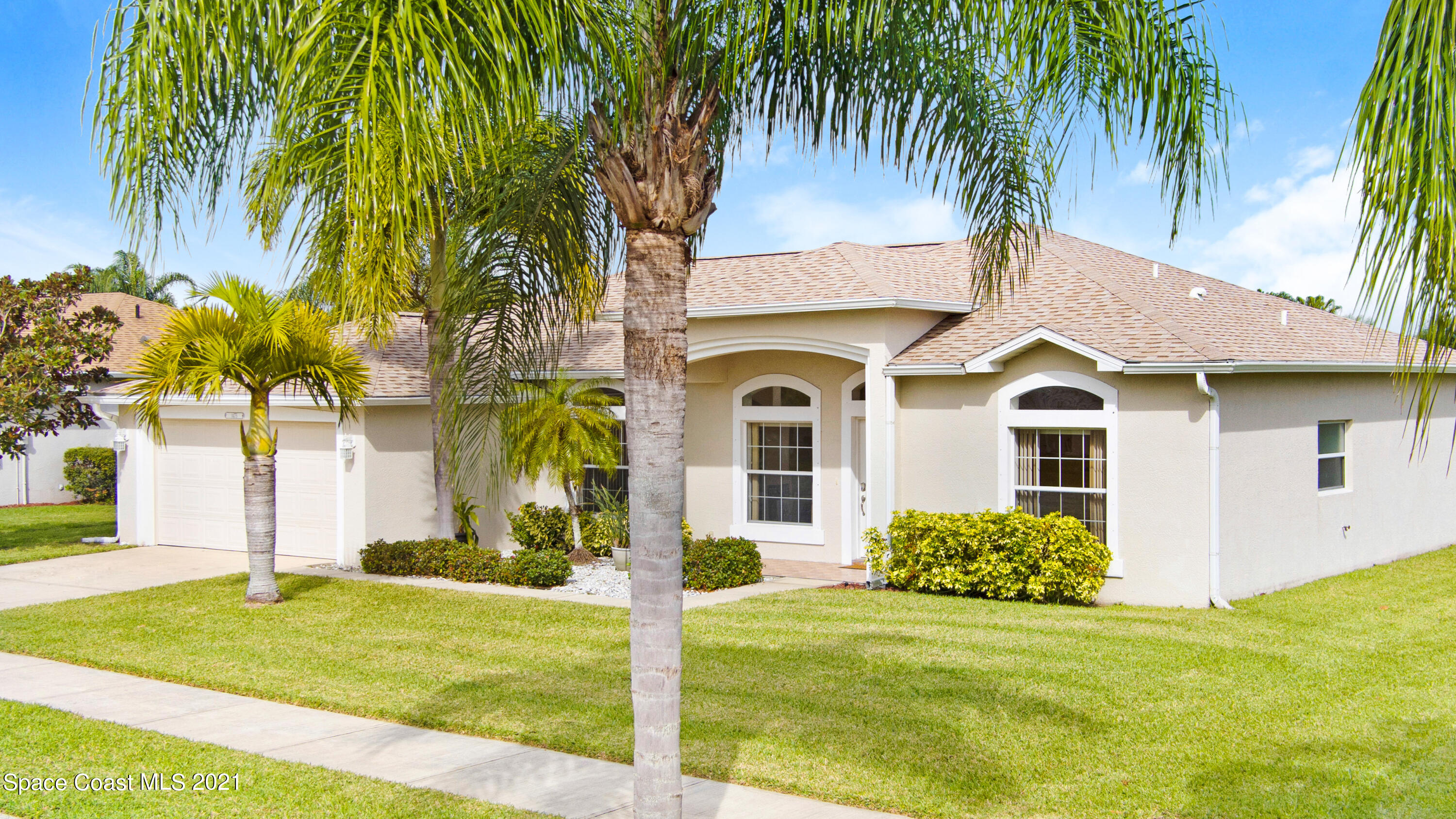 1475 Knoll Ridge Drive Melbourne, FL 32940 - Photo 9 of 39 a front view of a house with a garden