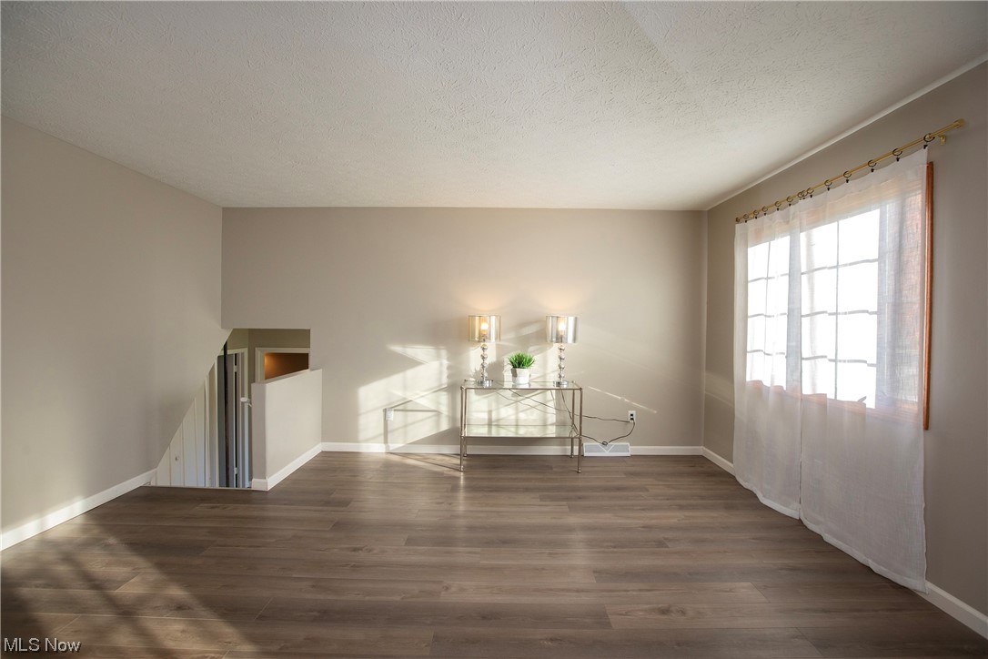 9030 Reed Road North Ridgeville, OH 44039 - Photo 5 of 35 Living room