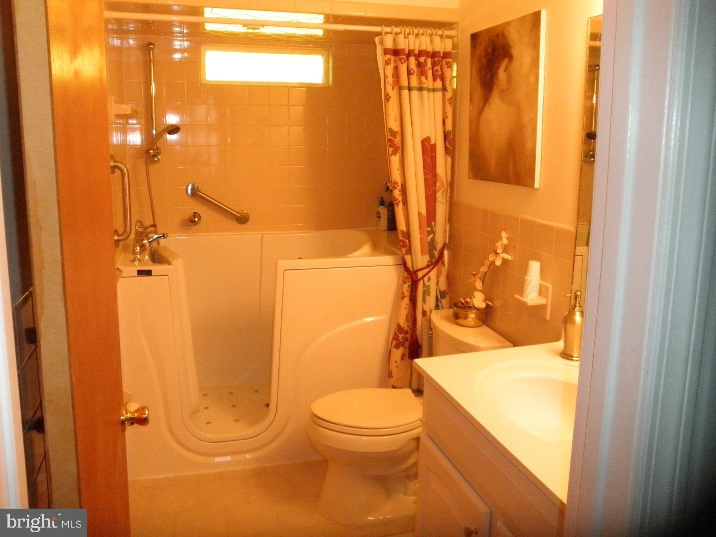 5 Cardigan Road Trenton, NJ 08690 - Photo 4 of 9 Bathroom